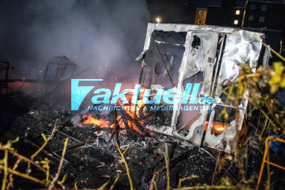 Meterhohe Flammen direkt neben mit Benzin beladenem Güterzug: 3 Schrebergärten brennen neben Güterbahnhof - Einsatzleiter spricht von riesen Gefahr - Waggons bei Eintreffen der Feuerwehr bereits 300 Grad heiß 