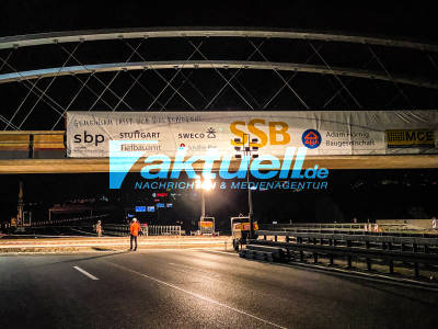 Brückenveschiebung über A8: Gigantische Brücke wird in Präzisionsarbeit über die Autobahn geschoben - spektakuläre Aktion in der Nacht