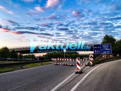 Brückenveschiebung über A8: Gigantische Brücke wird in Präzisionsarbeit über die Autobahn geschoben - spektakuläre Aktion in der Nacht