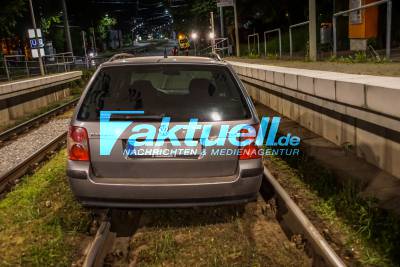 Stuttgart Ost: PKW gerät in Gleisbett