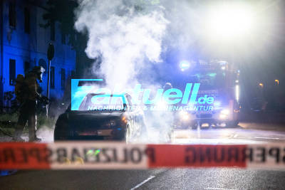 Nicht zugelassener PKW brennt lichterloh vor Sozialwohnung - Verdächtiger von Polizei vor Ort mitgenommen - aufmerksamer Rettungssanitäter ruft Feuerwehr