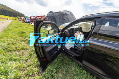 87-Jähriger stirbt nachdem er unangeschnallt und ungebremst von Feldweg auf Kreisstraße fährt und Volvo SUV übersieht - Feuerwehr St. Johann im Einsatz