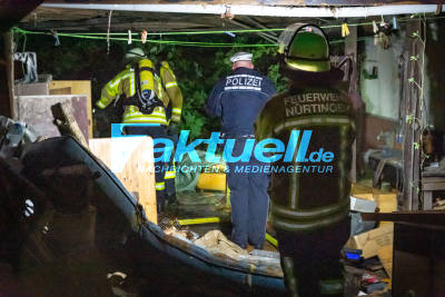 Alkoholisierter Mann macht illegales Lagerfeuer unter abgesperrter Brandruine - Passanten entdecken Feuerschein und rufen die Rettungskräfte