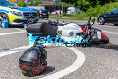Motorrad kollidiert mit abbiegenden Minivan  beim Überholen - Ein Schwerverletzte