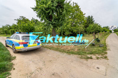 69-Jähriger durchbricht bewusstlos Gartenzaun und fährt ca. 50 Meter durch Gartengrundstück - VW Totalschaden! 