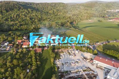 Großbrand vernichtet Landwirtschaftliches Gebäude (mit Drohnenaufnahmen) - Feuerwehr im Großeinsatz - Zwei Katzen aus dem Nachbarhaus gerettet