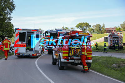 Fahranfänger schleudert mit PKW in Graben 2 Personen schwer verletzt Helikopter im Einsatz