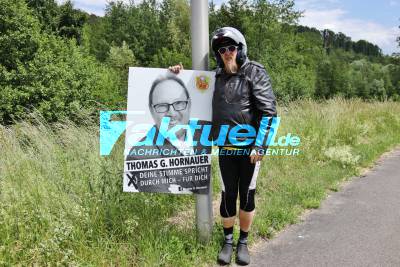 Bürgermeisterwahl in Berglen - Thomas G. Hornauer hängt weitere Wahlplakate auf und präsentiert sich den Berglener Bürgern als befreiender König