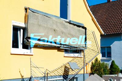 Männer wollen Sofa von Balkon abseilen - Balkon stürzt ab! 4 Personen stürzen von Balkon - Rettungshubschrauber bringt Notarzt