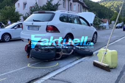 Motorradfahrer unter PKW eingeklemmt - Ersthelfer heben Auto an - schwerer Unfall mit einem Krad in Bad Urach