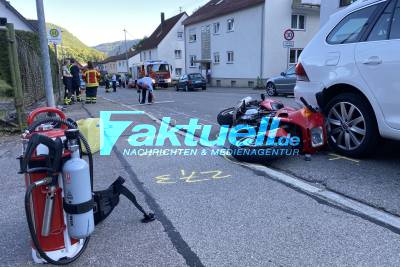 Motorradfahrer unter PKW eingeklemmt - Ersthelfer heben Auto an - schwerer Unfall mit einem Krad in Bad Urach