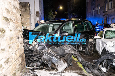 Betrunkener rast mit vermutlich getunten Mustang durch Stuttgarter Innenstadt, verliert Kontrolle, kracht gegen Hauswand und zerstört mehrere geparkte Autos