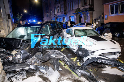 Betrunkener rast mit vermutlich getunten Mustang durch Stuttgarter Innenstadt, verliert Kontrolle, kracht gegen Hauswand und zerstört mehrere geparkte Autos