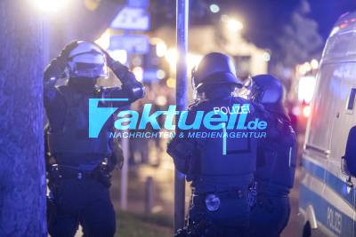 Ausschreitungen in Stuttgart: Polizisten bei Straßenschlachten attackiert, Randalierer werfen Steine Flaschen, Zerstören Polizeiautos - Plündern Läden - Ausnahmezustand