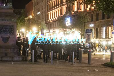 Ausschreitungen in Stuttgart: Polizisten bei Straßenschlachten attackiert, Randalierer werfen Steine Flaschen, Zerstören Polizeiautos - Plündern Läden - Ausnahmezustand