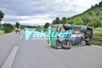 Kleinbus überschlägt sich auf der B29 bei Schorndorf-West - Fahrer verletzt und vollgesperrte Bundesstraße
