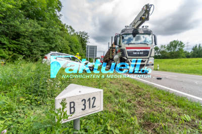 BMW kracht frontal in Langholztansporter: Schwerverletzte und stundenlange Vollsperrung B312 bei Metzingen