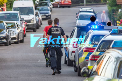 25-Jähriger attackiert 27-Jährigen und wird von Auto mitgeschleift: Tätliche Auseinandersetzung endet im Krankenhaus - Polizeieinsatz in Nürtingen-Oberensingen