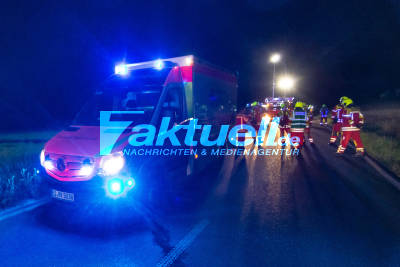 Kurze Spritztour endet fatal: Junger Mann leiht kurz seinen Wagen aus, Freund überschlägt sich mehrfach und landet in Bachbett - Feuerwehr muss alkoholisierten Fahrer aus Wrack schneiden