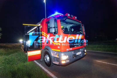 Kurze Spritztour endet fatal: Junger Mann leiht kurz seinen Wagen aus, Freund überschlägt sich mehrfach und landet in Bachbett - Feuerwehr muss alkoholisierten Fahrer aus Wrack schneiden