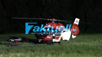 Kurze Spritztour endet fatal: Junger Mann leiht kurz seinen Wagen aus, Freund überschlägt sich mehrfach und landet in Bachbett - Feuerwehr muss alkoholisierten Fahrer aus Wrack schneiden