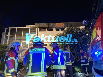 Feuer droht auf Kirche überzugreifen, Flammen schlagen aus kath. Gemeindehaus - Alarmstufenerhöhung, Dachgeschosswohnung ausgebrannt 