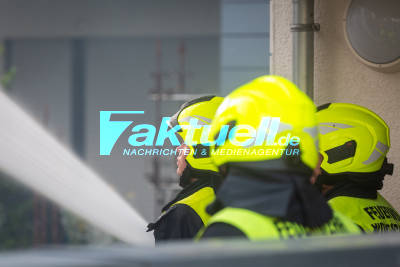 Dachstuhl brennt im dichten Wohngebiet - Über 70 Kräfte im Einsatz - Exklusive Drohnen-Aufnahmen 