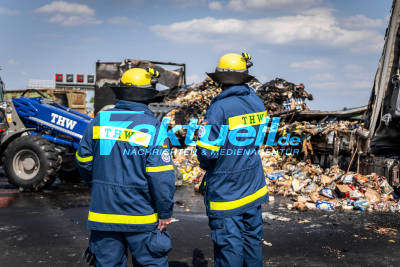 A81 wird zur Flammenhölle - LKW verunfallt und brennt vollständig aus - zerstörte Fahrbahn wird noch in der Nacht erneuert - 200.000 Euro Sachschaden