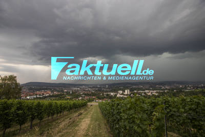 Schwere Sturmschäden im Ländle: B10 überflutet, Baum stürzt auf Autos und Haus, Aufziehendes Gewitter über Stuttgart