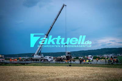 A81 wird zur Flammenhölle - LKW verunfallt und brennt vollständig aus - zerstörte Fahrbahn wird noch in der Nacht erneuert - 200.000 Euro Sachschaden