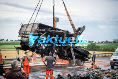 A81 wird zur Flammenhölle - LKW verunfallt und brennt vollständig aus - zerstörte Fahrbahn wird noch in der Nacht erneuert - 200.000 Euro Sachschaden