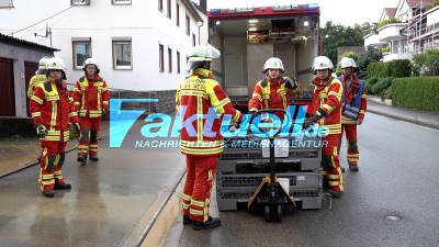 Downburst richtet massiven Schaden in Neuhausen an - Fluß auf Straße, Kamin stürzte auf Straße, massive Regenfälle