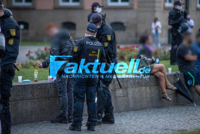 Massives Polizeiaufgebot in der Stuttgarter City: Polizisten kontrollieren Jugendliche am Eckensee - hunderte Beamte im Einsatz