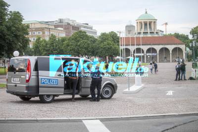 Massives Polizeiaufgebot in der Stuttgarter City: Polizisten kontrollieren Jugendliche am Eckensee - hunderte Beamte im Einsatz