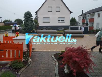 Downburst richtet massiven Schaden in Neuhausen an - Fluß auf Straße, Kamin stürzte auf Straße, massive Regenfälle
