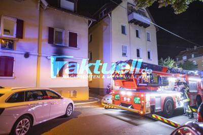 Feuer in Shisha-Bar: Schwarzer Rauch aus Fenstern - Feuerwehr muss Schwelbrand löschen und 6 Bewohner und 2 Katzen retten