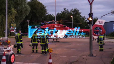 Kroate durch PKW-Seitenscheibe geschleudert: Fünf Verletzte bei heftiger Auseinandersetzung - Rettungshubschrauber musste im Ort landen - Notarzt im Einsatz