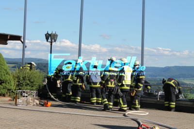 Brand eines Schindeldachs bei Honey-Do Hotel löst Großeinsatz von Feuerwehr und Rettungsdienst aus
