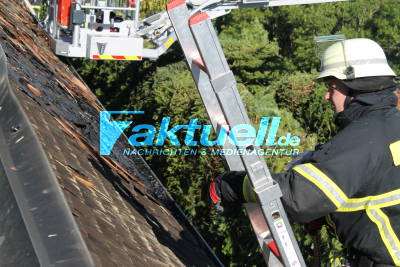 Brand eines Schindeldachs bei Honey-Do Hotel löst Großeinsatz von Feuerwehr und Rettungsdienst aus