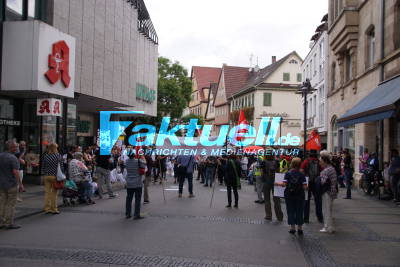 200 Menschen demonstrieren gegen Kaufhof-Schließung in Stuttgart - Kundgebung zum Arbeitsplatz-Erhalt - Rund 6000 Beschäftigte sind betroffen