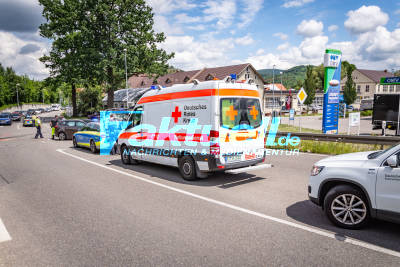Neugeborenes und 5 weitere Personen bei Kreuzungscrash in Metzingen verletzt: 3 PKW müssen abgeschleppt werden