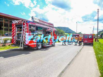 VW-Fahrerin kommt auf die Gegenfahrbahn - Frontalzusammenstoß mit einem entgegenkommenden Fiat - mehrere Personen schwer verletzt