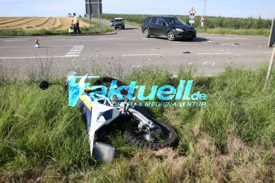 Kirchberg an der Murr: Ford Focus Fahrer übersieht beim Abbiegen Motorradfahrer - Kradfahrer schwer verletzt
