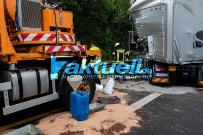 Schwerer LKW Unfall auf der A81 bei Untergruppenbach - LKW in Absperrfahrzeug gekracht