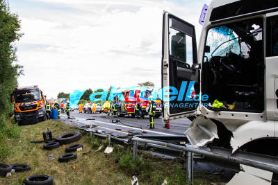Schwerer LKW Unfall auf der A81 bei Untergruppenbach - LKW in Absperrfahrzeug gekracht