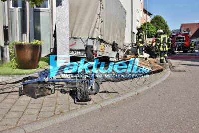Rudersberg: Brand in Gemeinsamer Tiefgarage einer Kaminofenfabrik und der Polizei - Dienstelle und angrendendes Wohnhaus verraucht