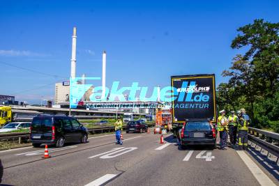 Stuttgart Ost: PKW rast auf B14 in LKW