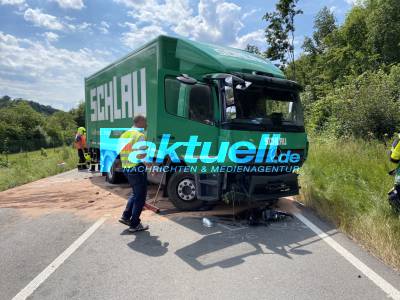 Mercedes-Fahrer schläft am Steuer ein und rast frontal in LKW: Schwerst verletzt in Klinik gebracht - Feuerwehr muss Eingeklemmten herausschneiden