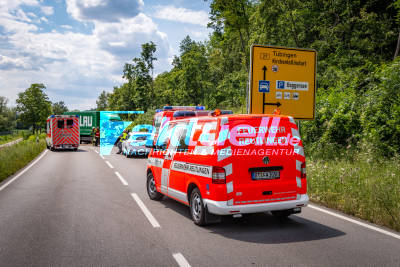 Mercedes-Fahrer schläft am Steuer ein und rast frontal in LKW: Schwerst verletzt in Klinik gebracht - Feuerwehr muss Eingeklemmten herausschneiden