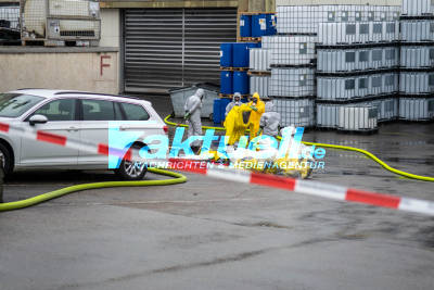 Chlorgasaustritt in Asperg: Großaufgebot der Feuerwehr mit Schutzanzügen in der Friedrichstraße